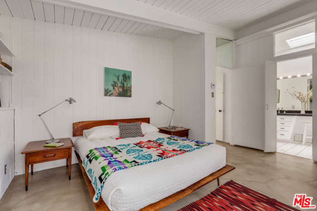 810 Bramble Way Los Angeles, CA 90049 - Photo 8 of 32 a bed room with a bed and a chair