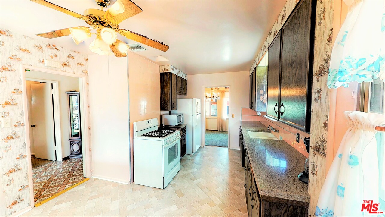627 Stephen Road Burbank, CA 91504 - Photo 3 of 22