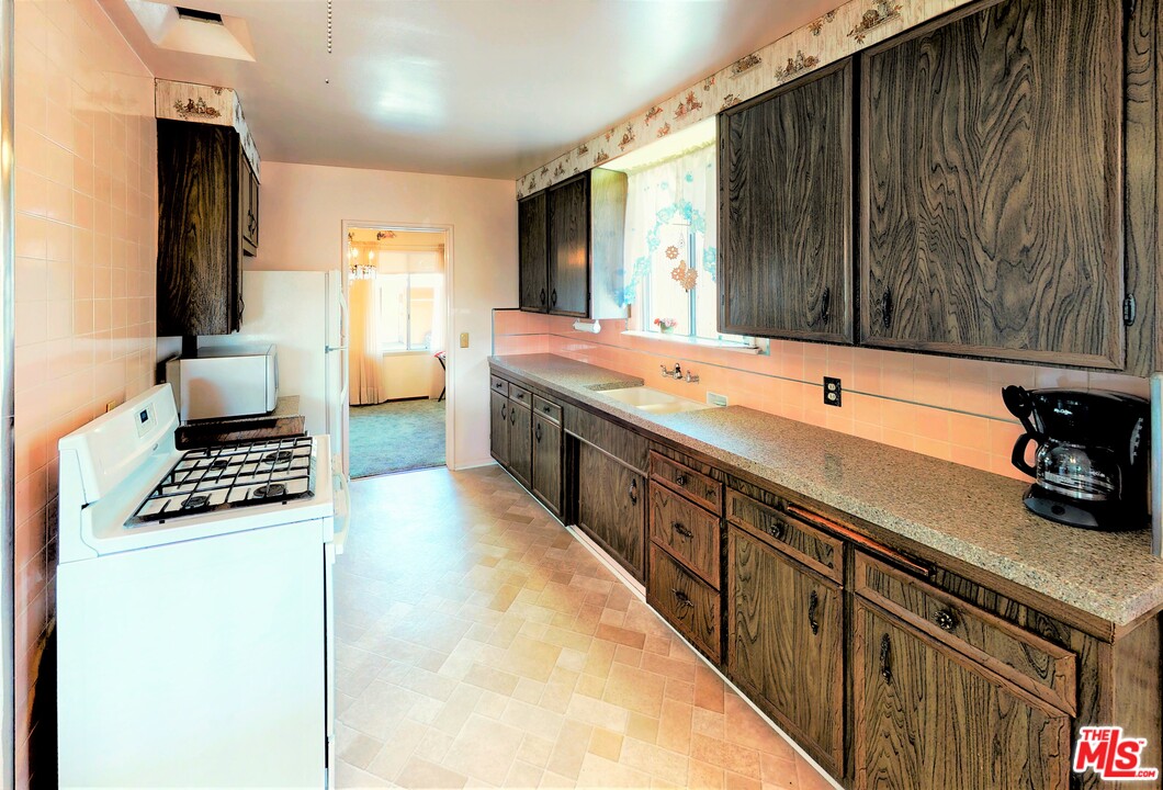 627 Stephen Road Burbank, CA 91504 - Photo 4 of 22