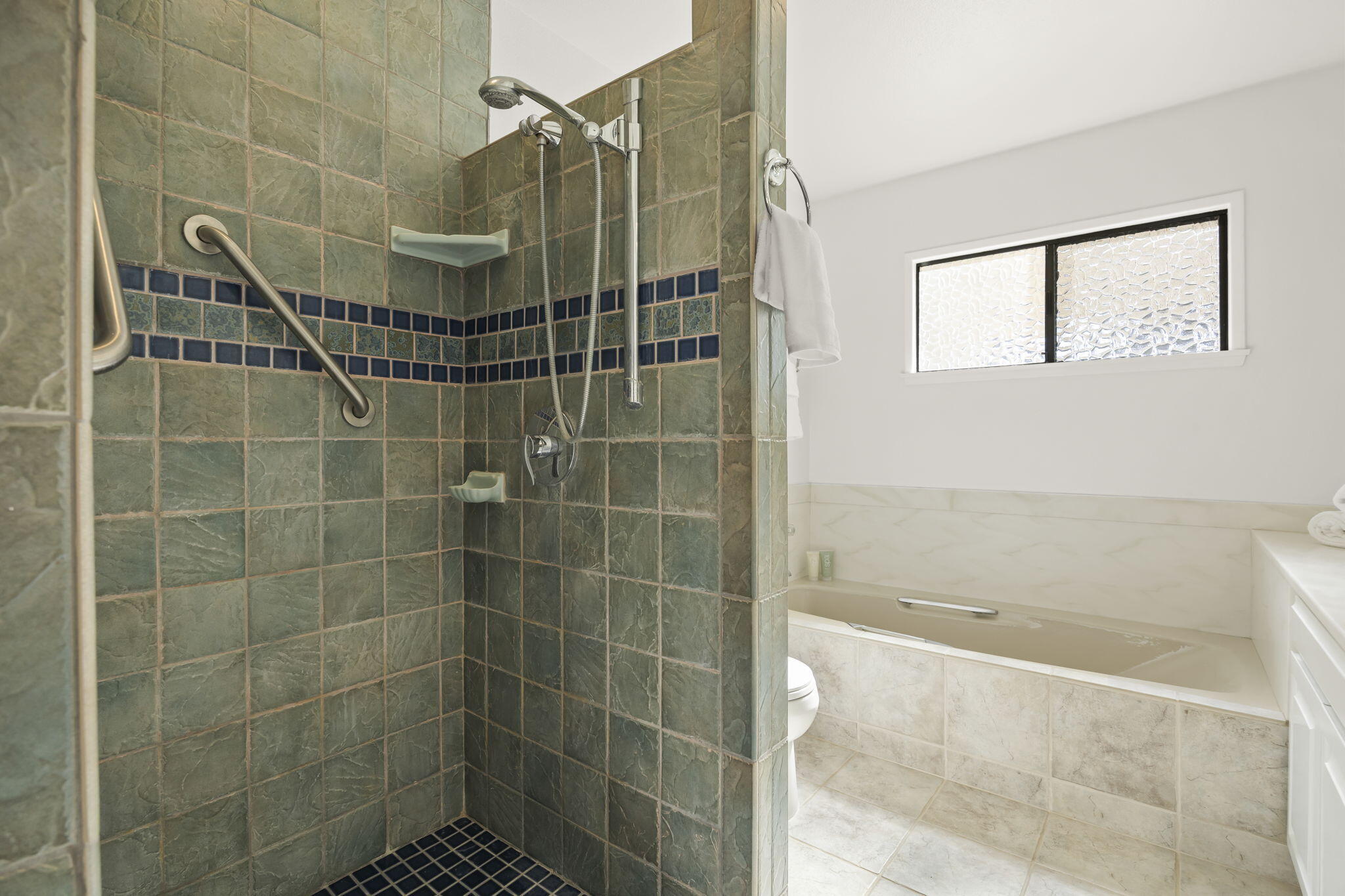 885 Oakwood Street Ojai, CA 93023 - Photo 25 of 35 a bathroom with a shower