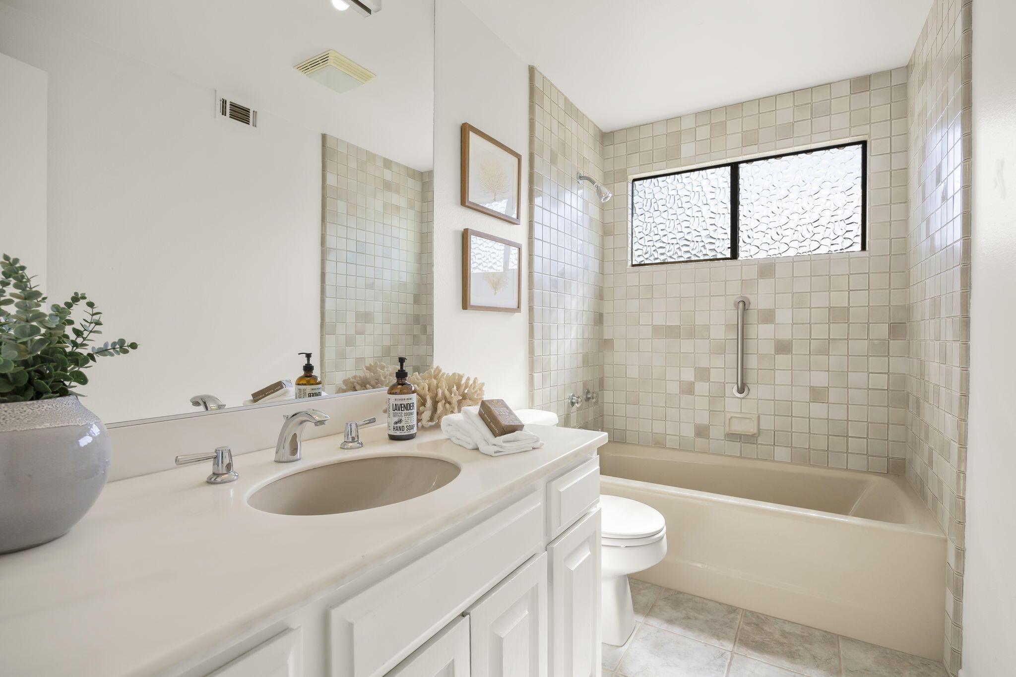 885 Oakwood Street Ojai, CA 93023 - Photo 5 of 35 a bathroom with a sink a toilet and bathtub