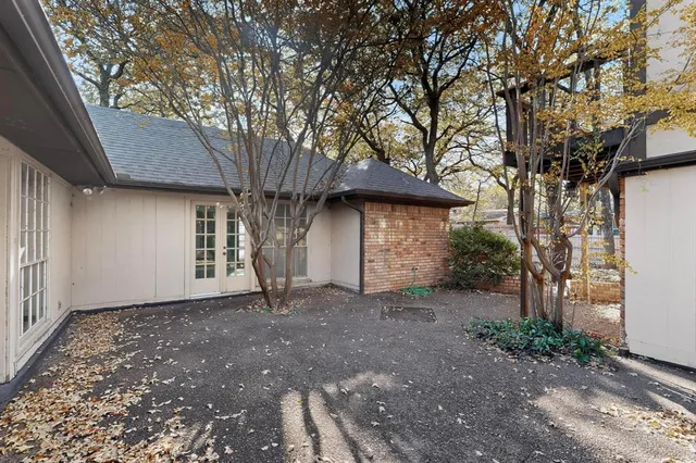 a view of a house with a tree
