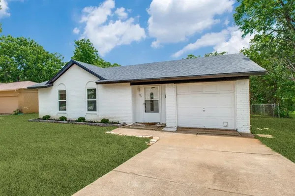 $2,500 | 109 Sunset Drive, Euless, TX 76040