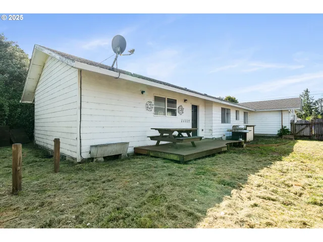 a view of a house with backyard