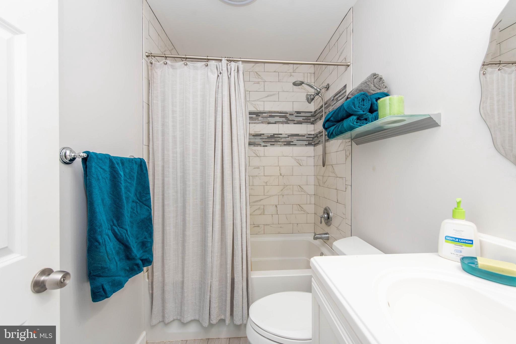 8425 Lockwood Road Pasadena, MD 21122 - Photo 27 of 34 Bathroom