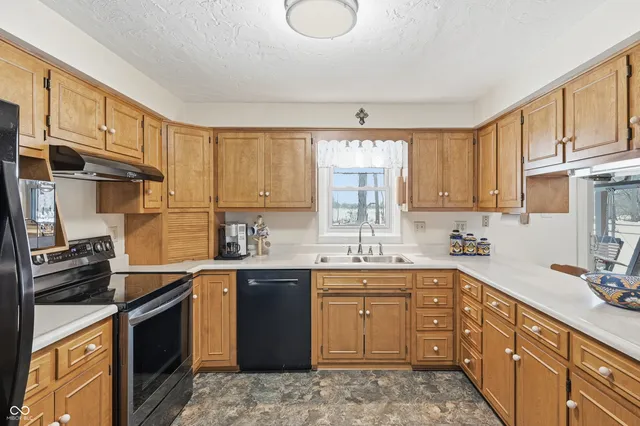 $319,900 | 124 East Michelle Lane, Pendleton, IN 46064