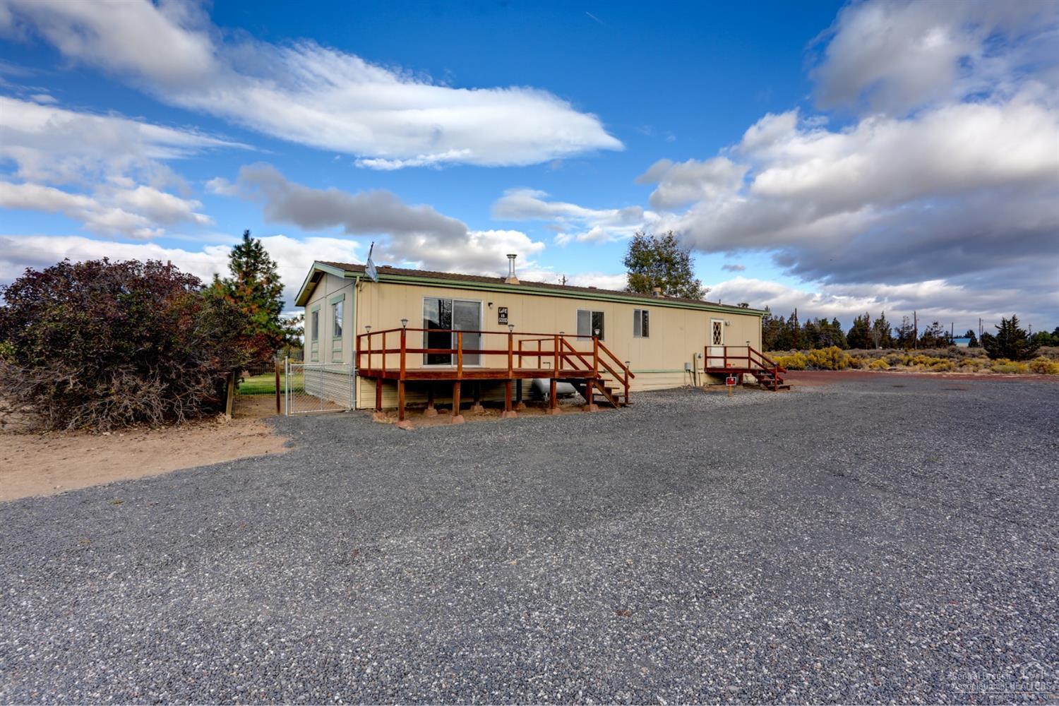 65040 Hunnell Road Bend, OR 97703 - Photo 17 of 25 a view of a car park