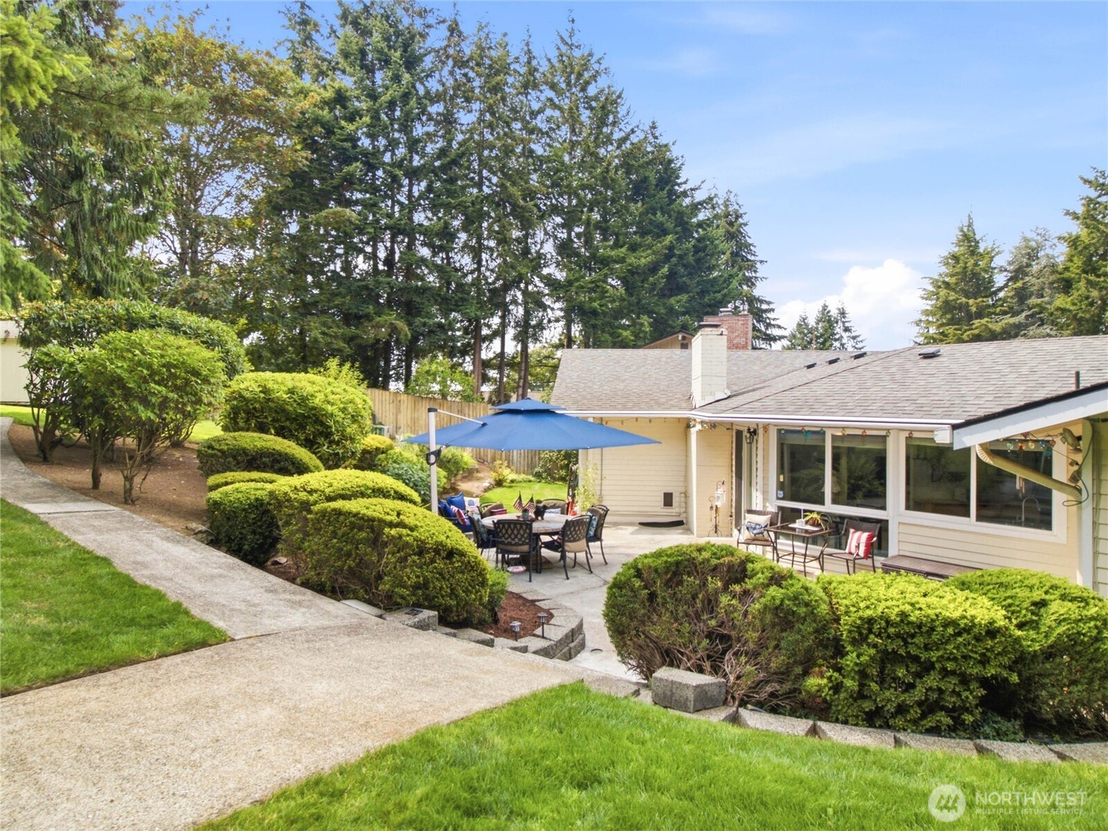 2012 Lincoln Circle Southeast Renton, WA 98055 - Photo 32 of 34 Gallery Image 32