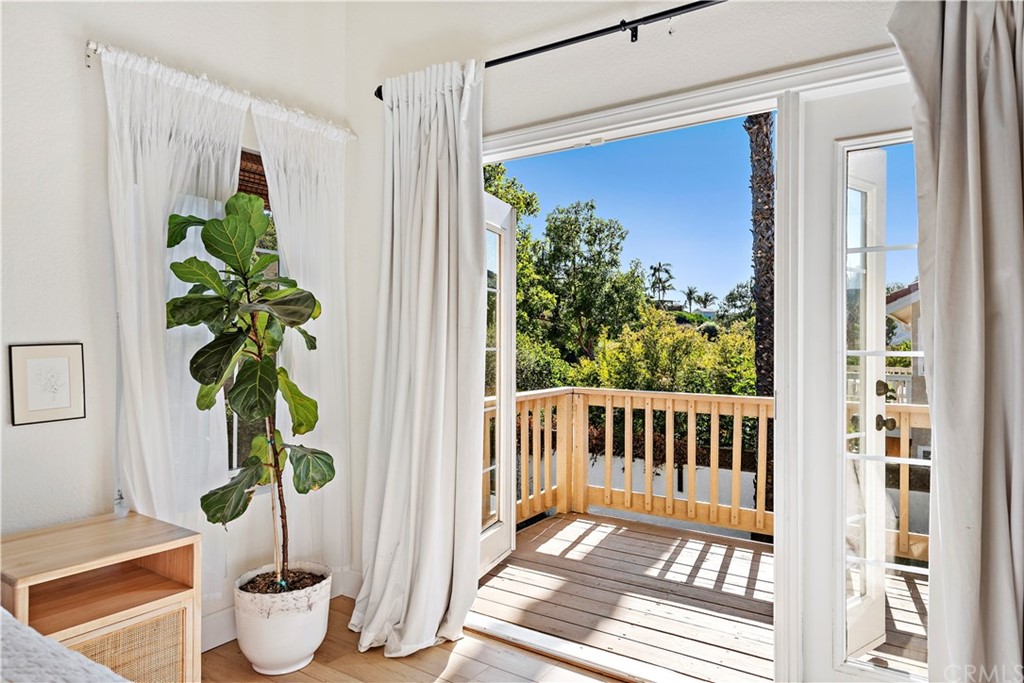 2899 Riachuelo San Clemente, CA 92673 - Photo 13 of 22 a vase of flowers sitting next to a window