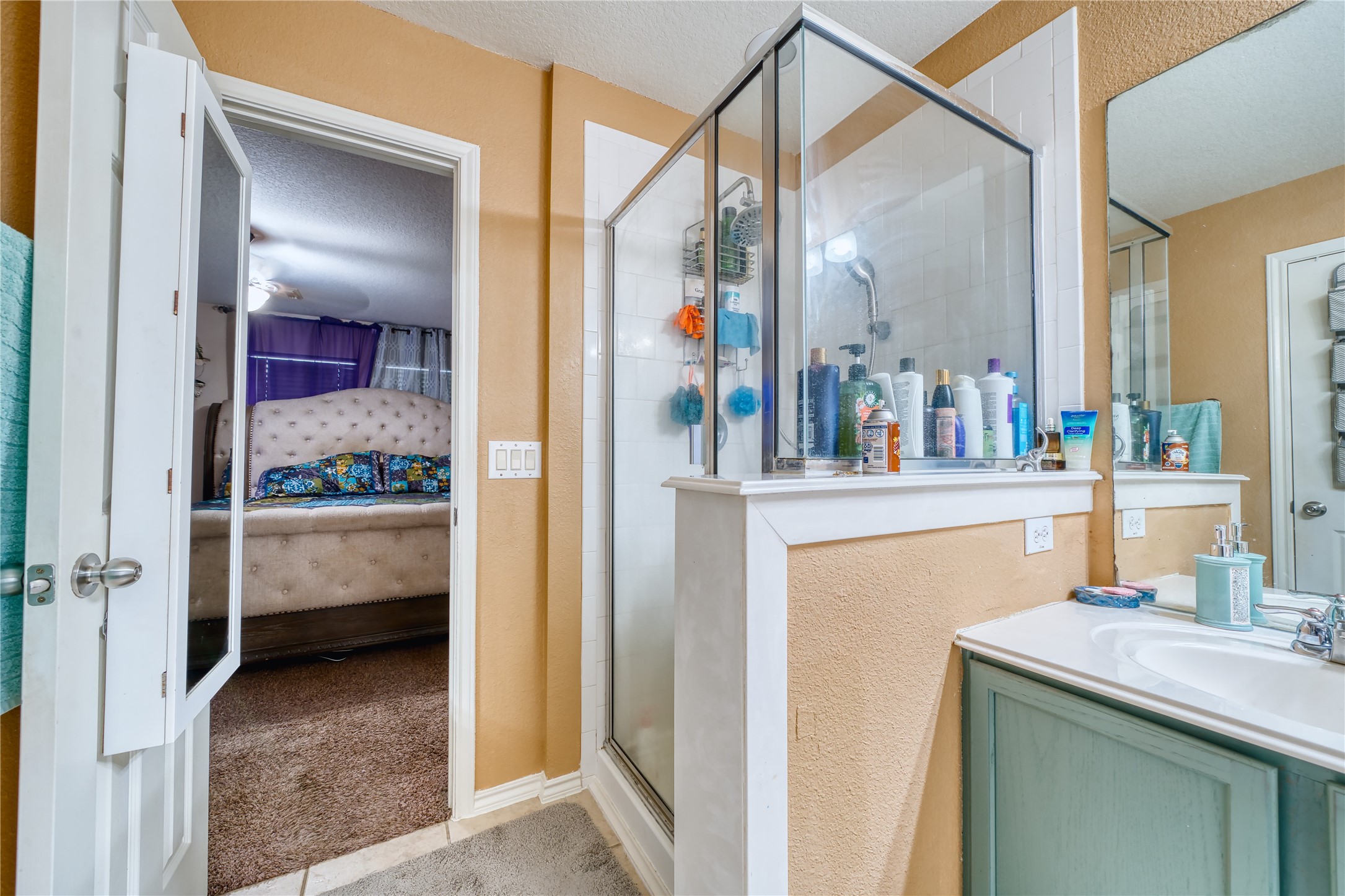 2210 Mountain Ranch Drive Houston, TX 77049 - Photo 19 of 36 a en suite bathroom with a sink and mirror