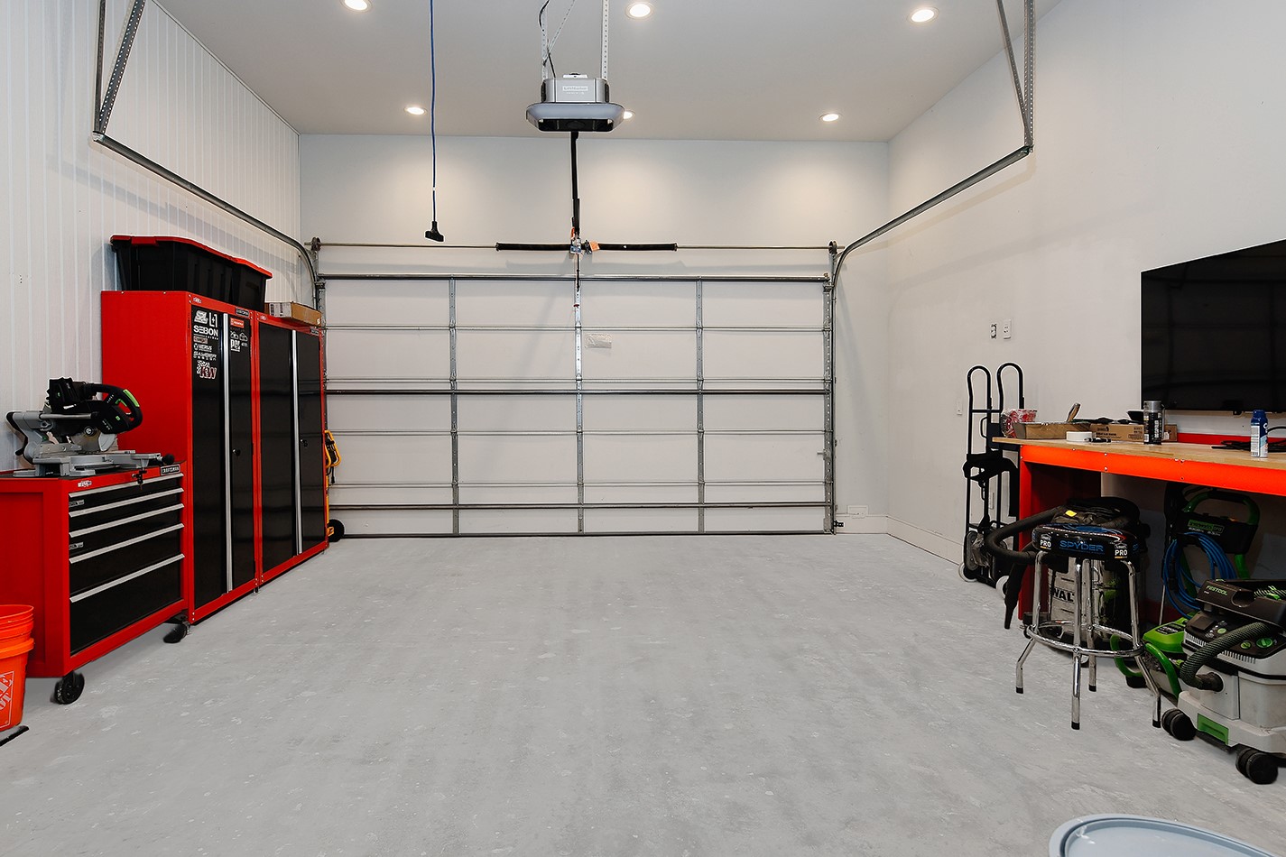 425 Copa Palm Loop Montgomery, TX 77316 - Photo 18 of 39 a view of a room with gym equipment