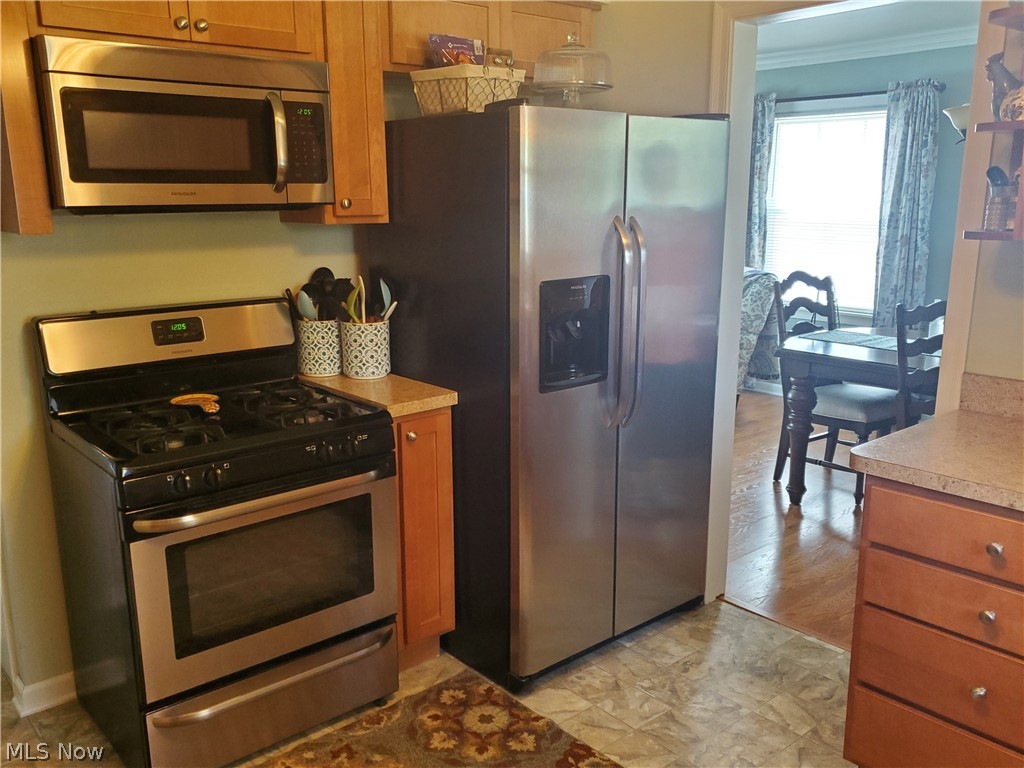 1398 Clearview Road Cleveland, OH 44124 - Photo 4 of 9 Newer appliances stay with the home.