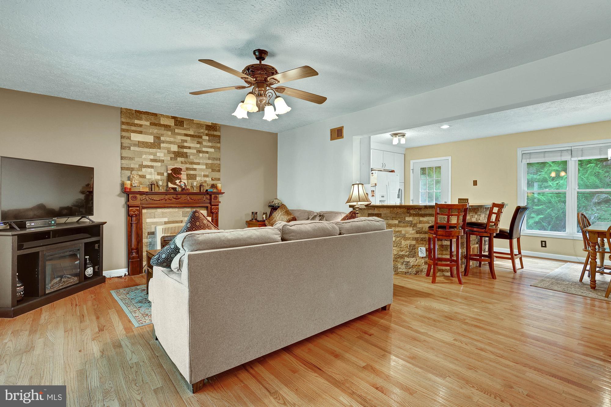 40 Hemlock Hollow Road Delta, PA 17314 - Photo 3 of 48 Living Room
