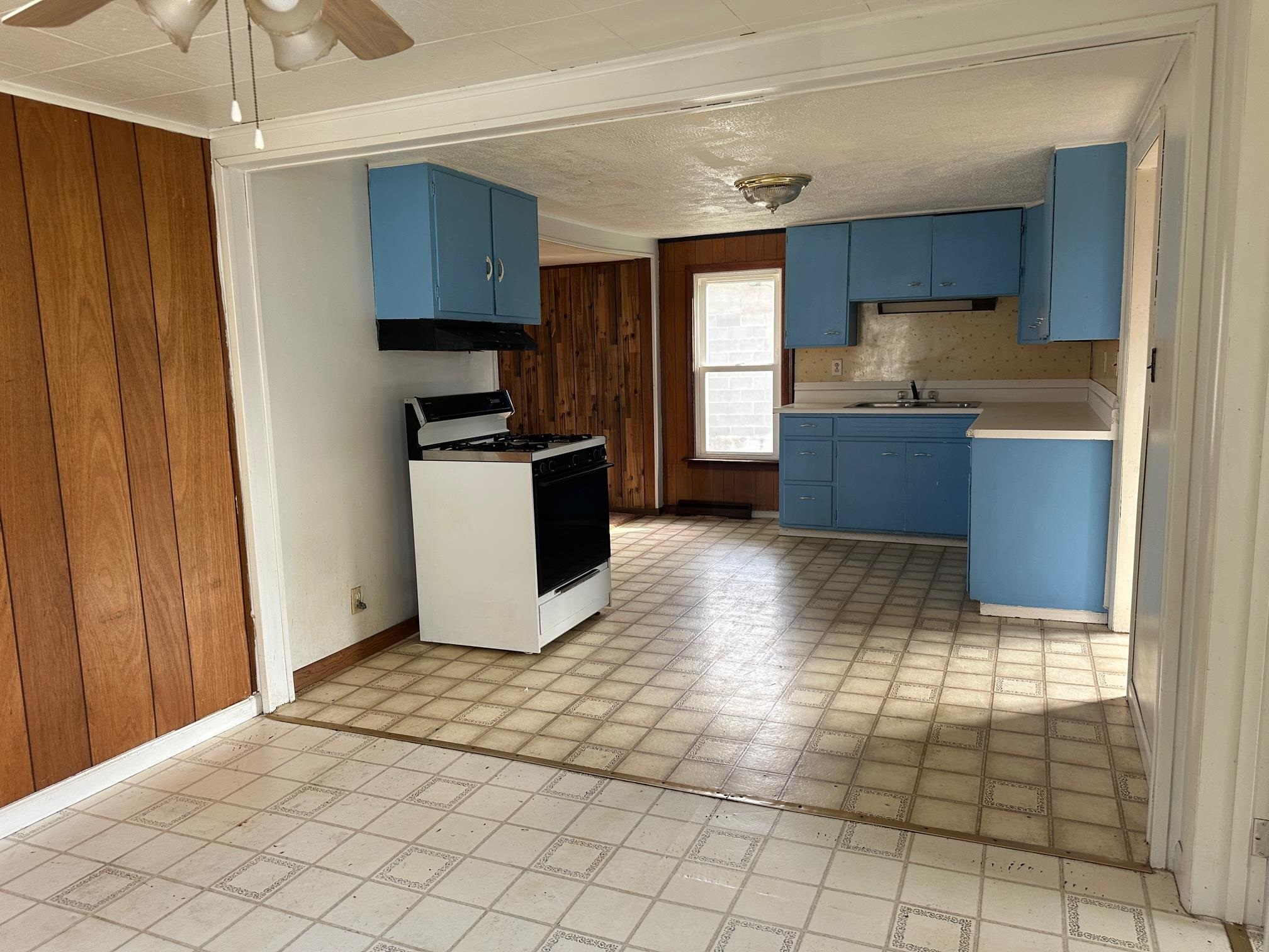 6 Garfield Road Harvard, IL 60033 - Photo 10 of 14 a kitchen with granite countertop a stove a sink and a refrigerator