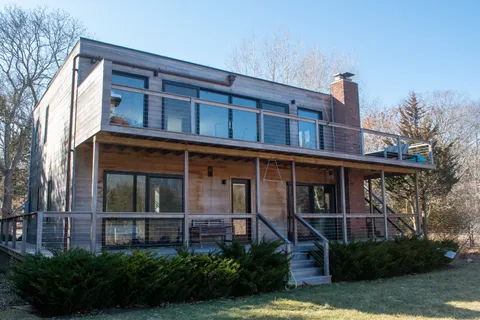$1,995,000 | 11 Isle Of Wight Road, East Hampton, NY 11937