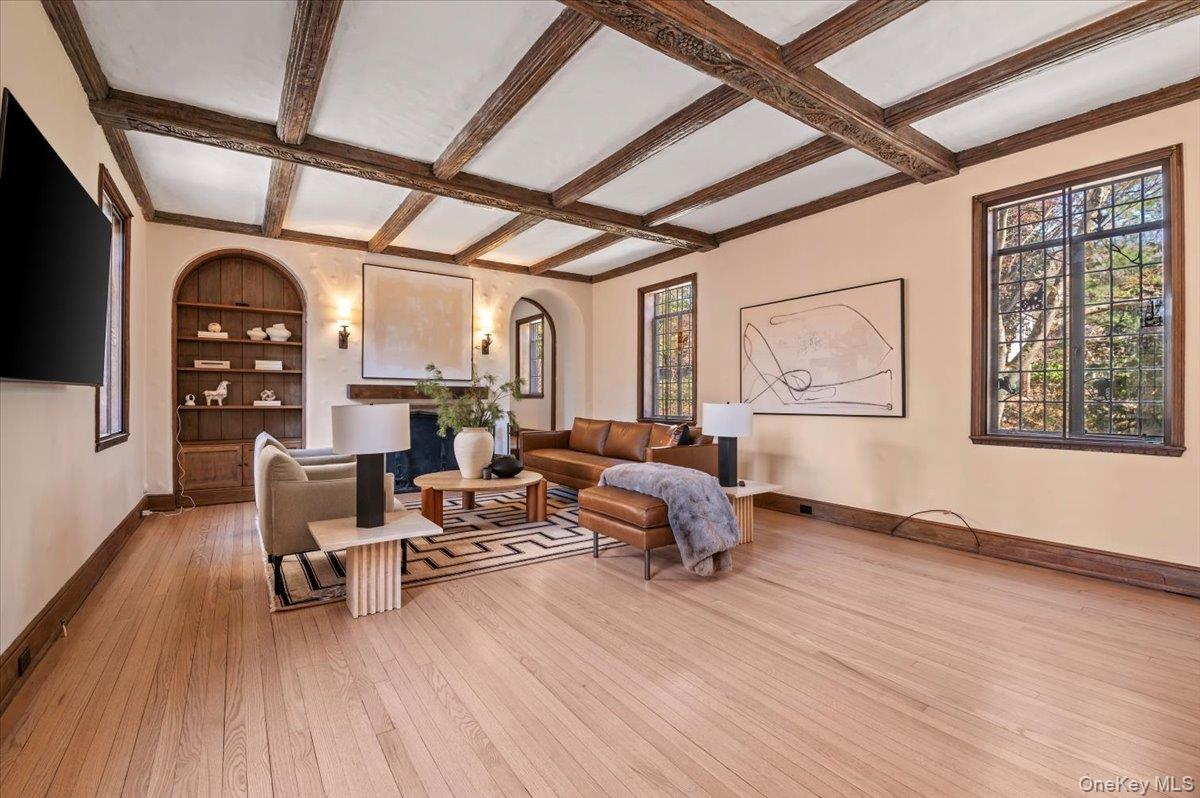 12 Hampton Road Port Washington, NY 11050 - Photo 3 of 36 Gallery Image 3