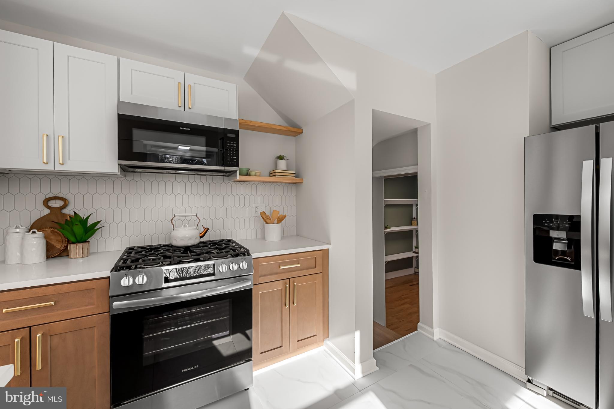 517 Worcester Road Towson, MD 21286 - Photo 19 of 44 Gas range and built-in microwave