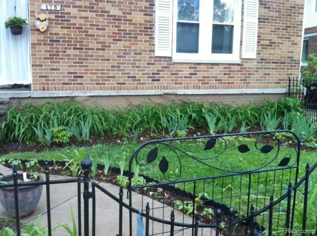 175 West Gates Street Romeo, MI 48065 - Photo 4 of 29 IMG_3348 front yard & entry gate.jpg
