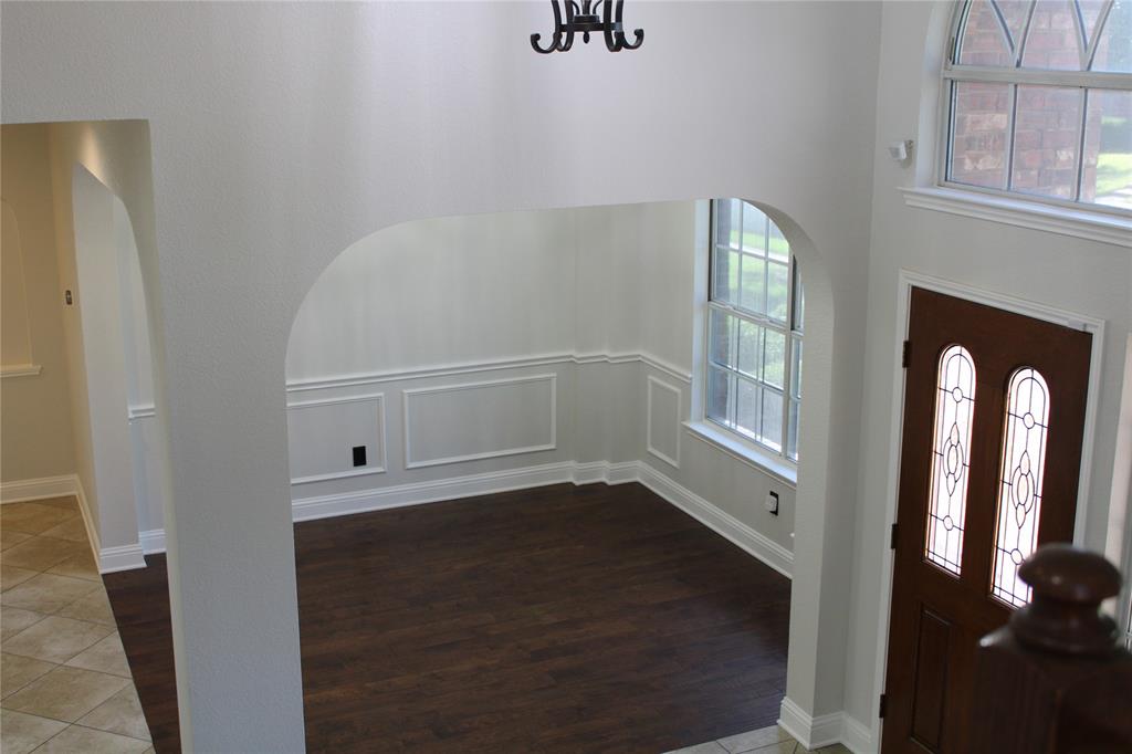 8905 Lakepointe Avenue Rowlett, TX 75088 - Photo 6 of 27 Entryway featuring arched walkways, wood finished floors, and a chandelier