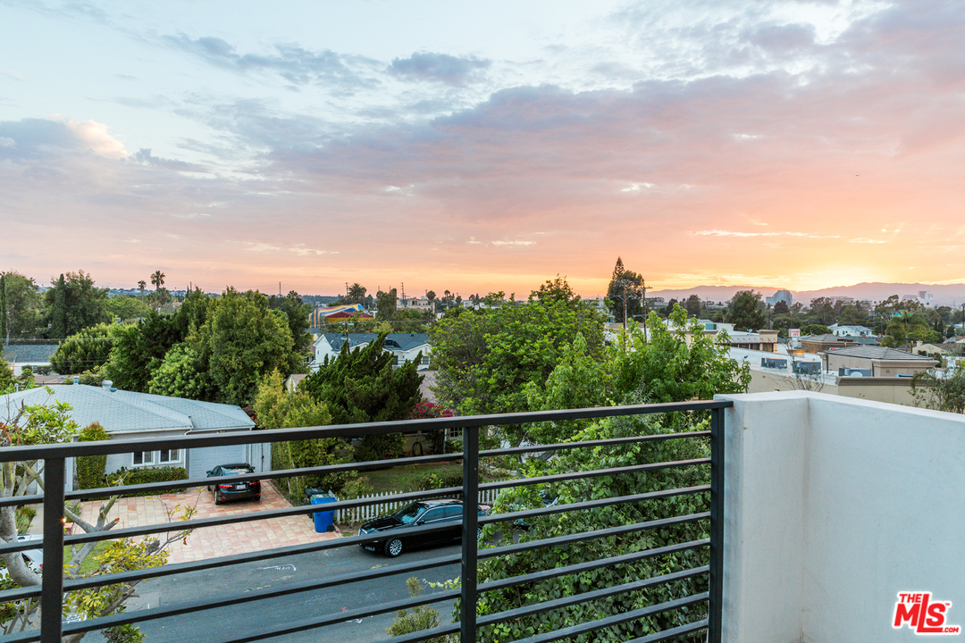 3036 Glendon Avenue Los Angeles, CA 90034 - Photo 36 of 54