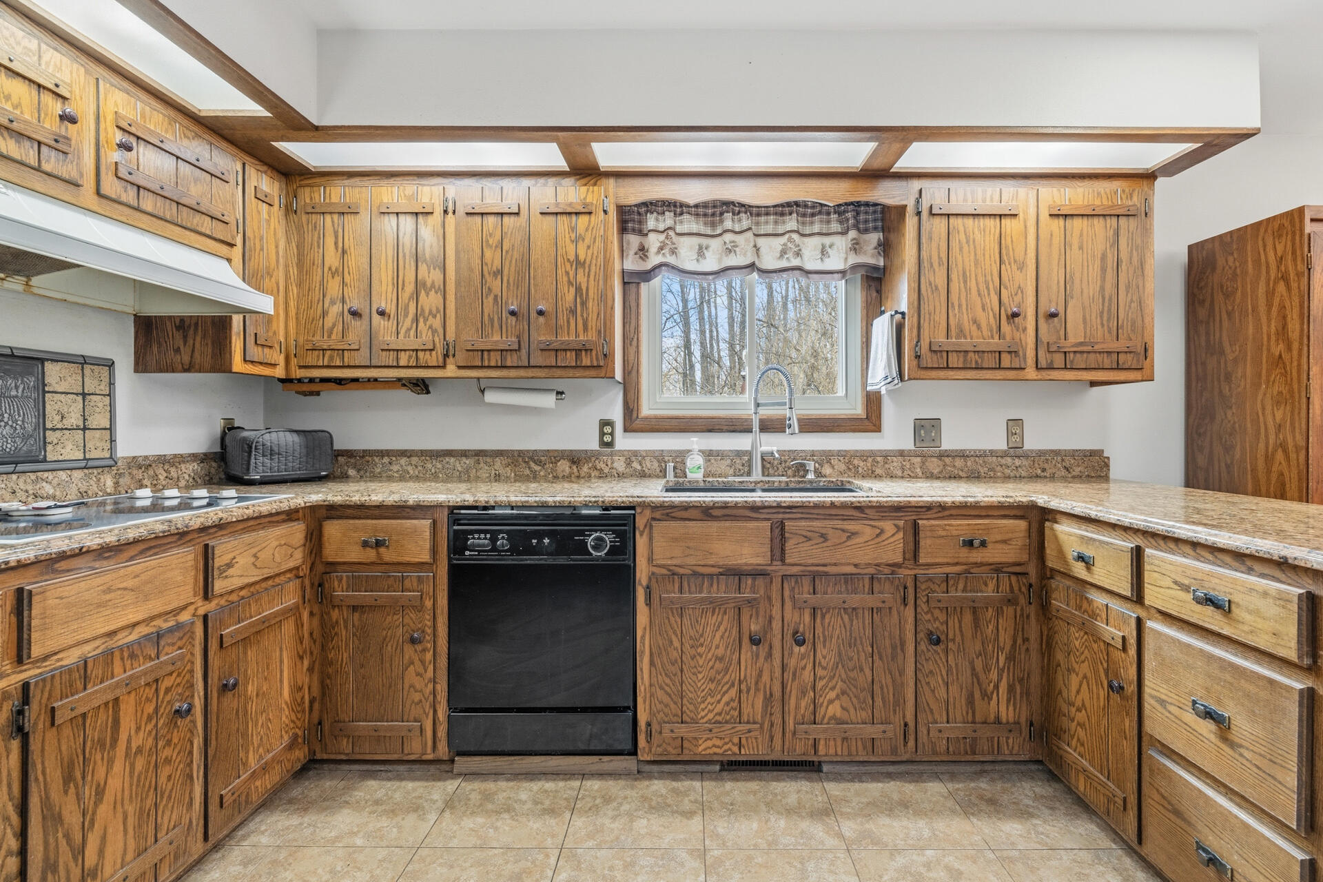 7224 Maple Lane Hartford, WI 53027 - Photo 4 of 44 Kitchen