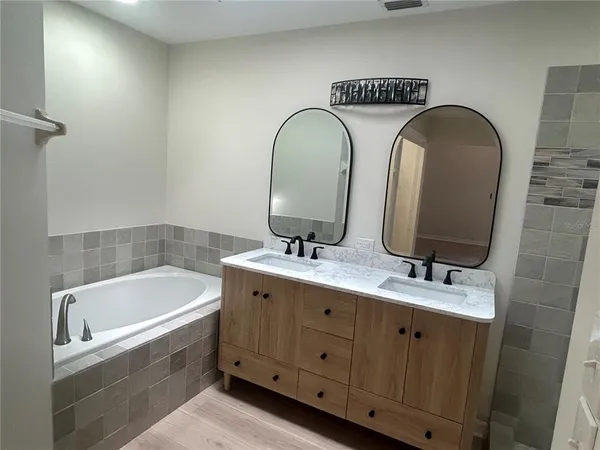 $2,300 | 12244 Northwest 10th Place, Newberry, FL 32669