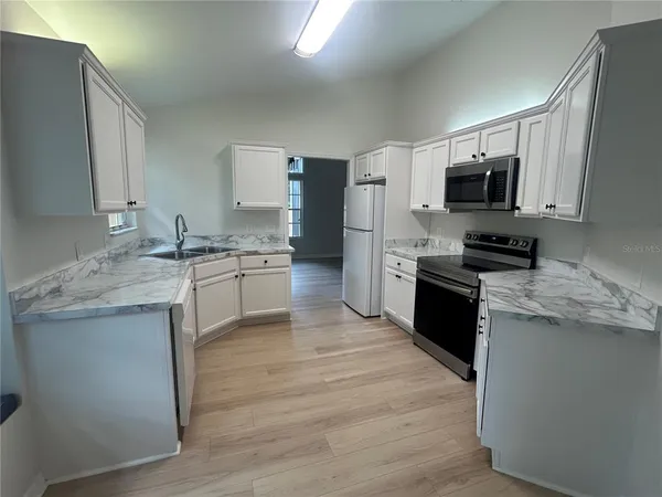 $2,300 | 12244 Northwest 10th Place, Newberry, FL 32669