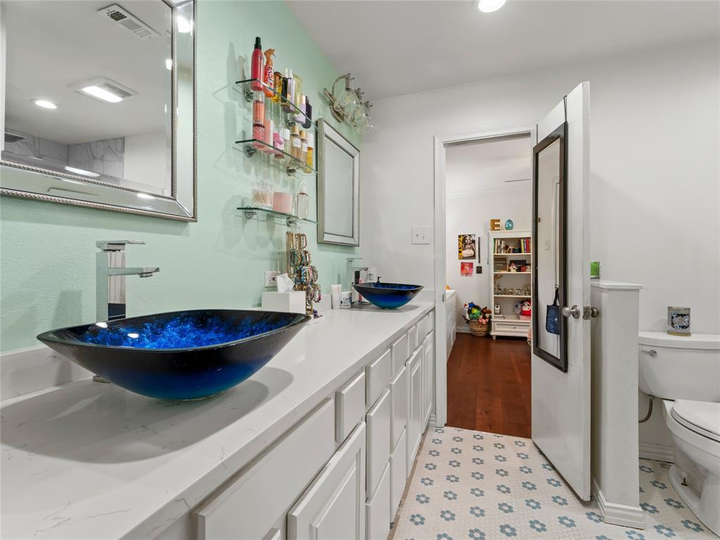 4707 Harvest Hill Road Dallas, TX 75244 - Photo 17 of 20 a bathroom with a sink and a mirror
