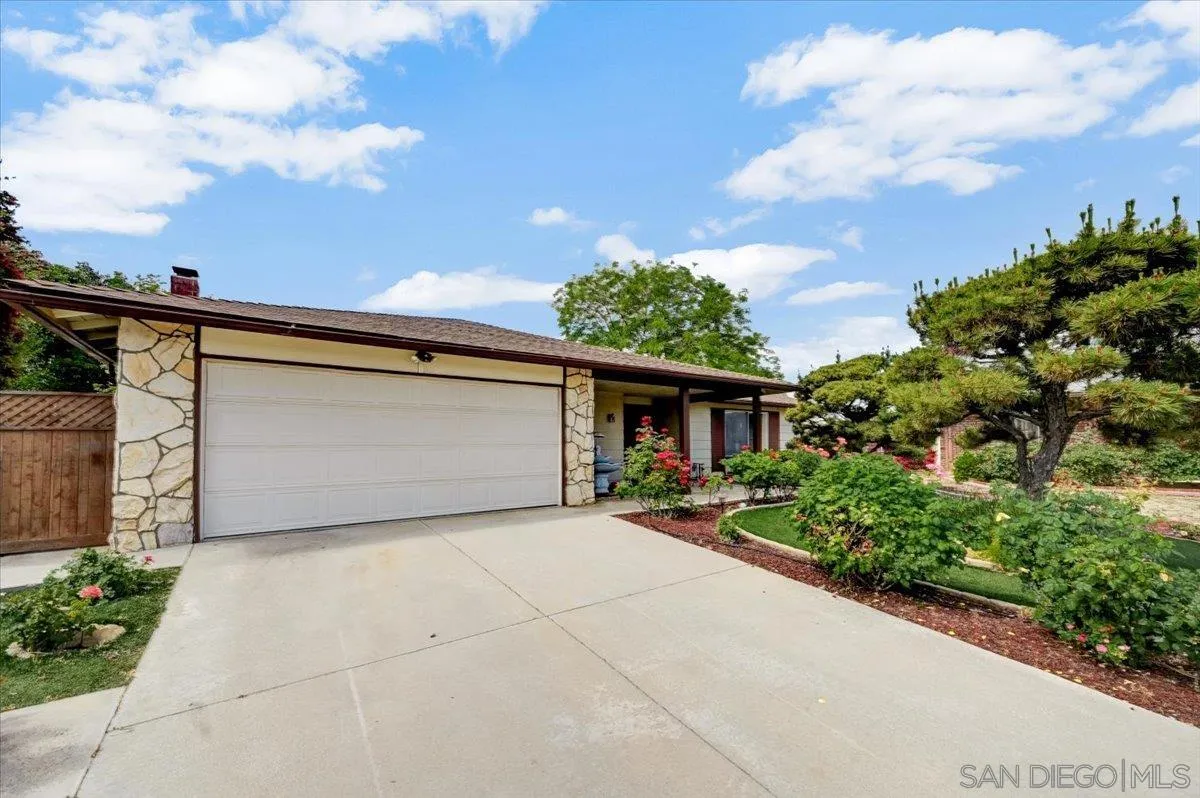 27335 Ventan Street Menifee, CA 92586 - Photo 2 of 36 a view of garage and yard