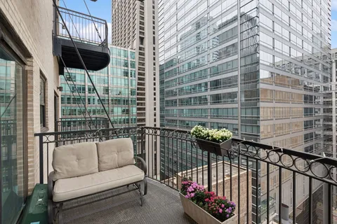 $315,000 | 8 West Monroe Street, Unit 1209, Chicago, IL 60603