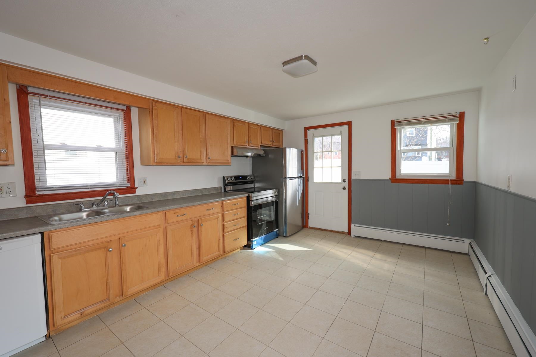 304 Kennard Road Manchester, NH 03104 - Photo 8 of 36