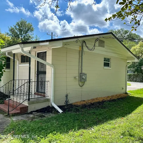 a view of a back yard of the house