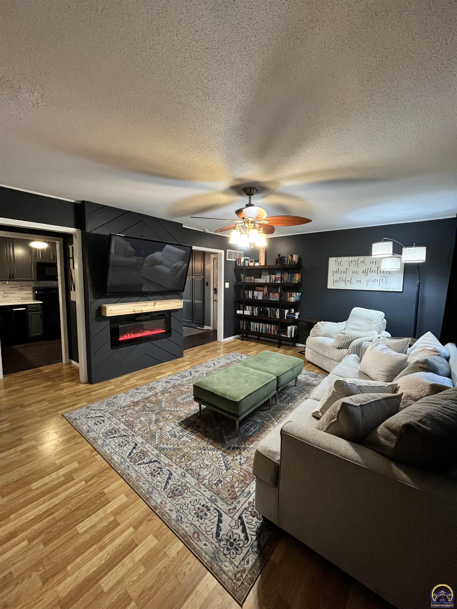 3337 Southwest Arrowhead Road Topeka, KS 66614 - Photo 4 of 32