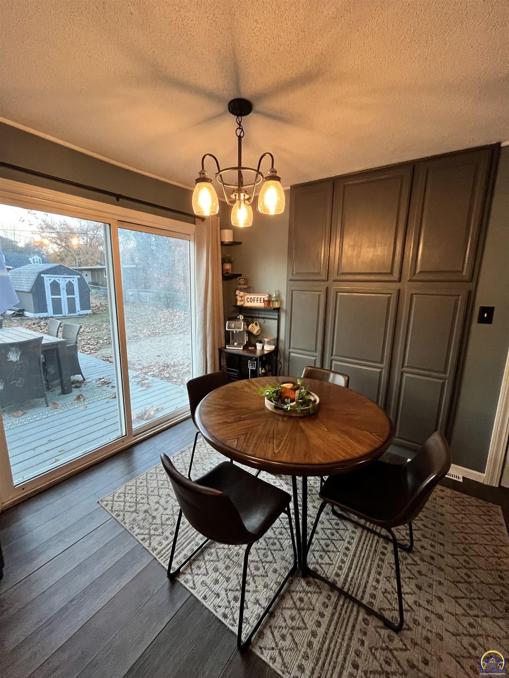 3337 Southwest Arrowhead Road Topeka, KS 66614 - Photo 7 of 32