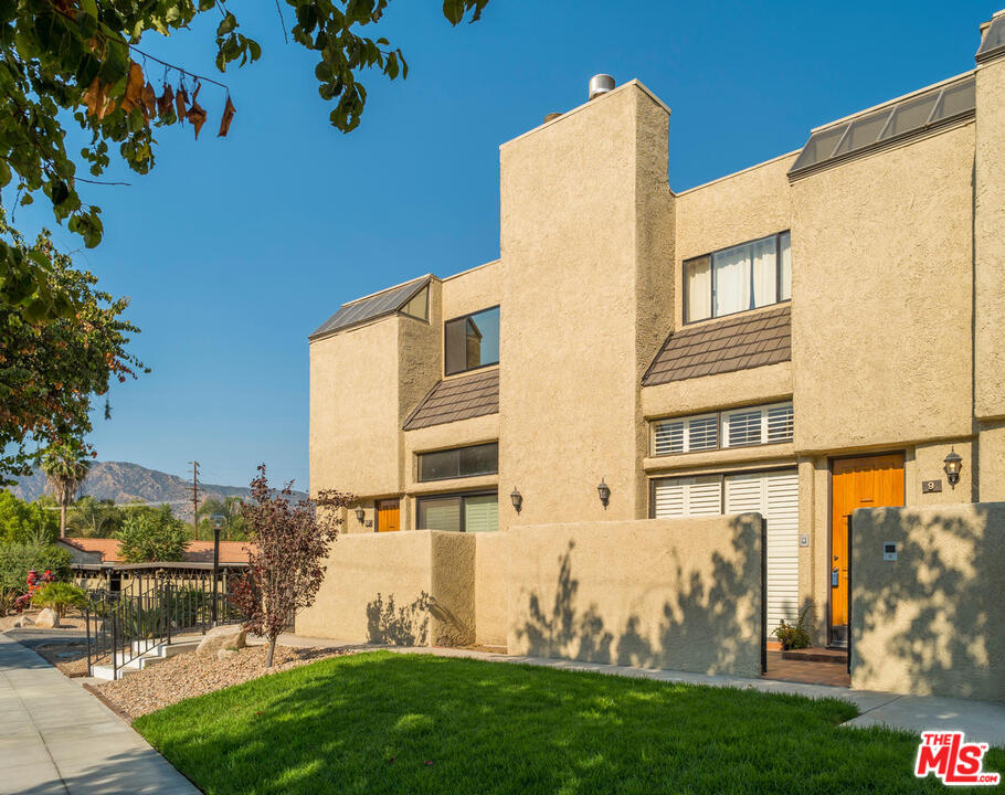 984 West Riverside Drive, Unit 9 Burbank, CA 91506 - Photo 1 of 26
