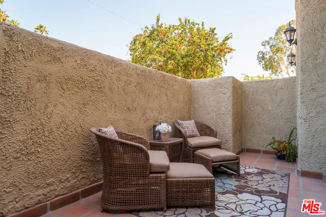 984 West Riverside Drive, Unit 9 Burbank, CA 91506 - Photo 2 of 26