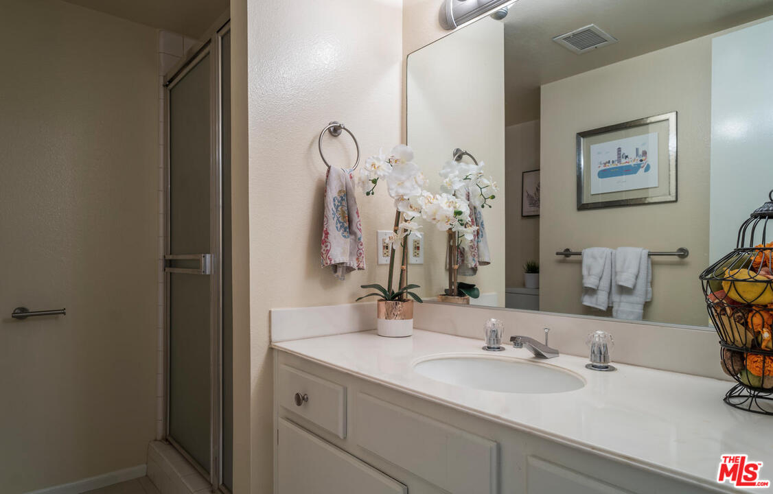 984 West Riverside Drive, Unit 9 Burbank, CA 91506 - Photo 13 of 26