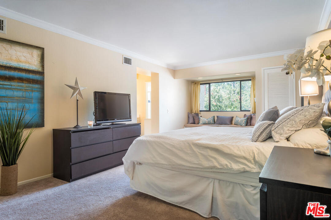 984 West Riverside Drive, Unit 9 Burbank, CA 91506 - Photo 19 of 26