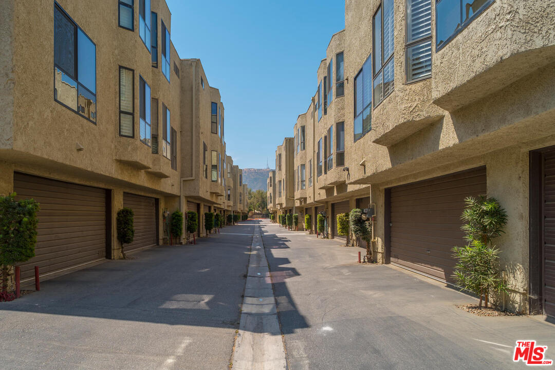 984 West Riverside Drive, Unit 9 Burbank, CA 91506 - Photo 23 of 26