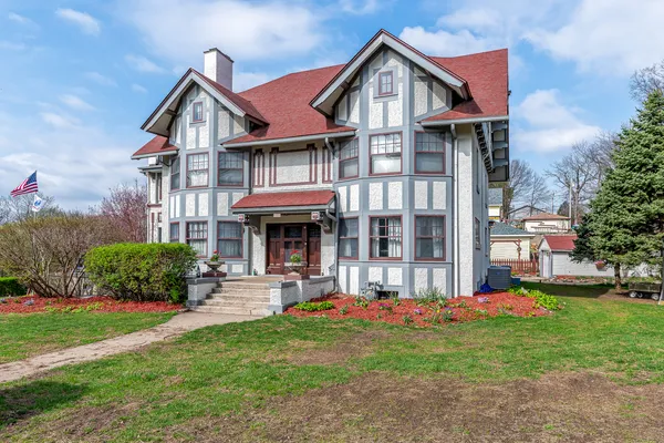 $575,000 | 1008 Mississippi Avenue, Davenport, IA 52803
