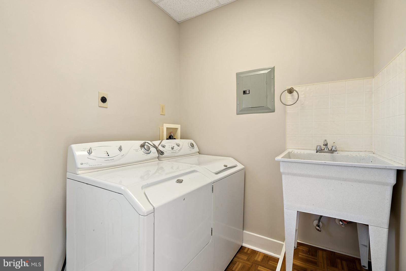 2695 Logmill Road Haymarket, VA 20169 - Photo 28 of 42 Laundry located on main level in mud room.
