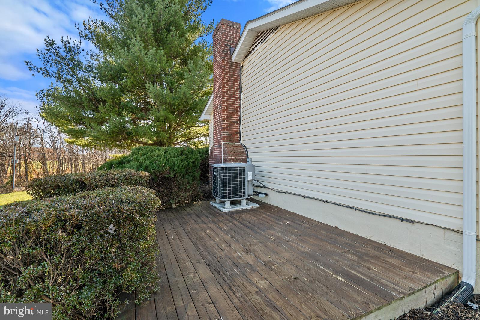 2695 Logmill Road Haymarket, VA 20169 - Photo 42 of 42 Side deck w/ pond views.