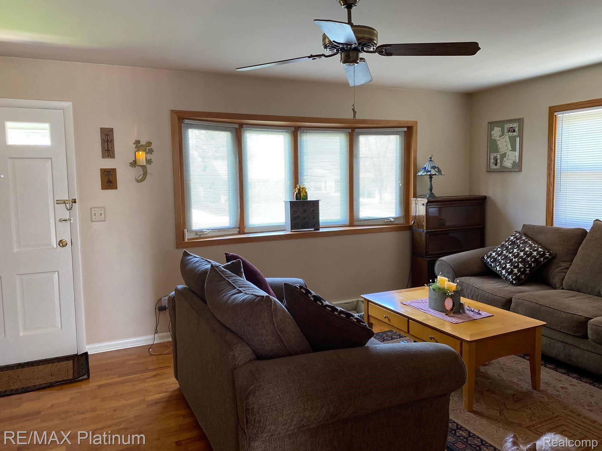 709 West Brooks Street Howell, MI 48843 - Photo 5 of 20 Living Room