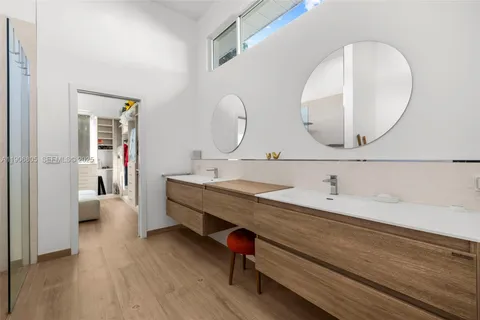 a en suite bathroom with a double vanity sink and a mirror