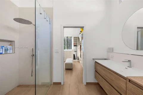 a en suite bathroom with a sink and a mirror