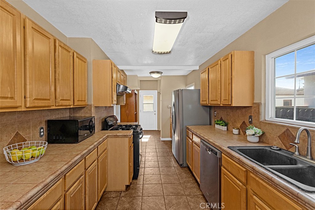 6008 Village Road Lakewood, CA 90713 - Photo 10 of 28 Kitchen
