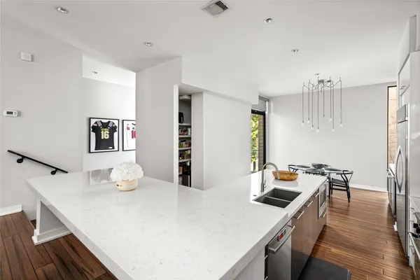 $739,000 | 2202 Whitney Street, Houston, TX 77006