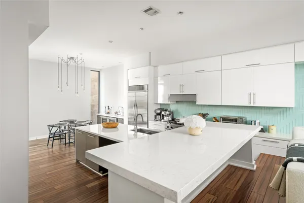 $739,000 | 2202 Whitney Street, Houston, TX 77006