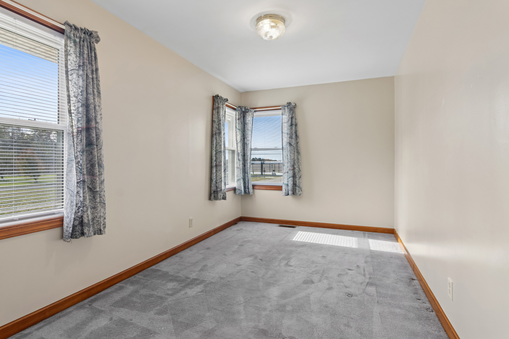 3030 South Berta Road Braceville, IL 60407 - Photo 17 of 24 an empty room with windows
