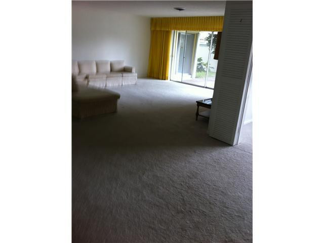 8 Minnetonka Road Sea Ranch Lakes, FL 33308 - Photo 5 of 12 Living Room